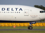 Perketat Protokol COVID-19, Delta Air Lines Gunakan Layar Plexiglass Saat Proses Check-in 