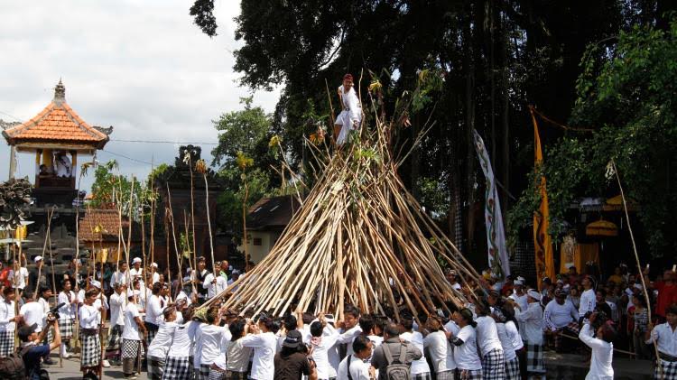 Mekotekan: Warisan Budaya Bali Setelah Kuningan, Simbol Keberanian dan Tolak Bala