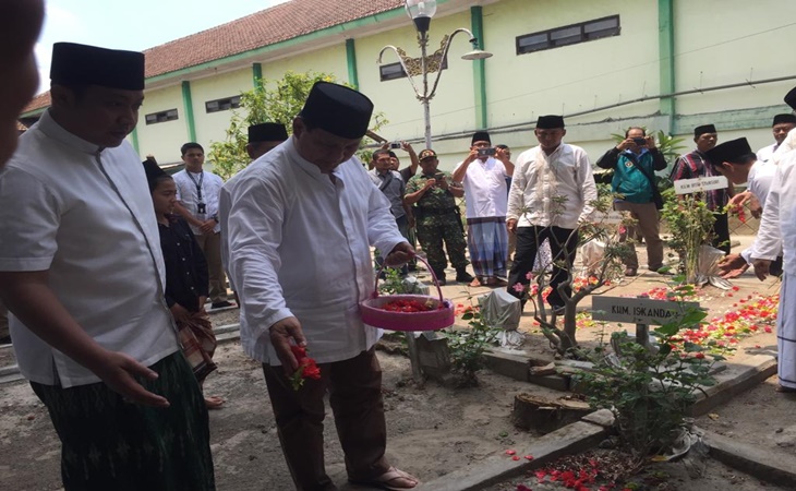 Prabowo saat menabur bunga di makam pendiri NU