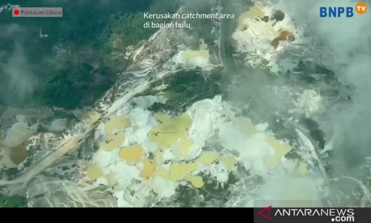 Tangkapan layar video pantauan udara kondisi kerusakan DAS Kapuas dan Melawi yang melintasi wilayah provinsi Kalimantan Barat, Selasa (9/11/2021). (ANTARA/HO-BNPB)