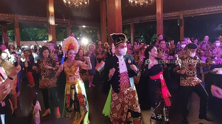 Joget Poco-Poco Bareng Tutup TIIWG G20 di Solo