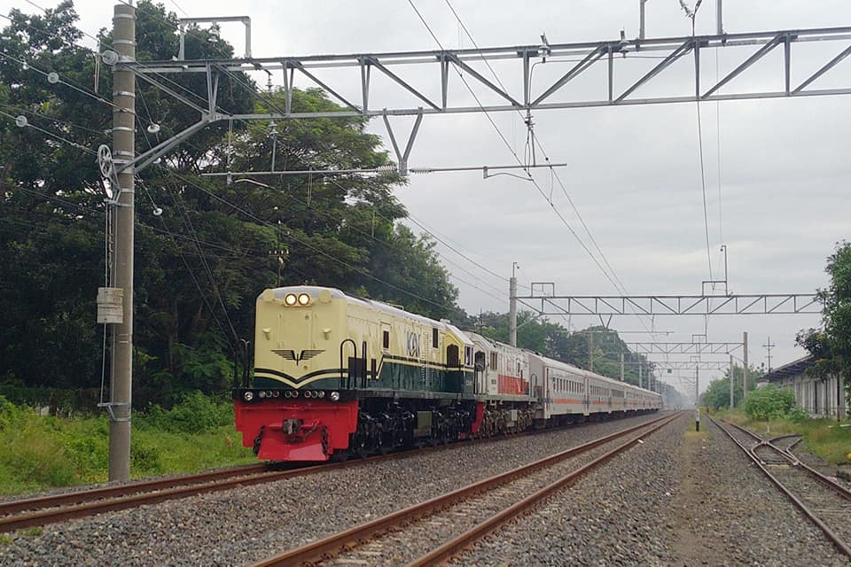 PT Kereta Api Indonesia (Persero) menghadirkan kembali livery lokomotif tahun 1953-1991 pada 1 unit lokomotif CC 201.