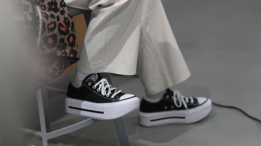 Gaya Baru Chuck Taylor All Star Double Stack, Siluet Sneakers Ikonis Converse Tampil Playful