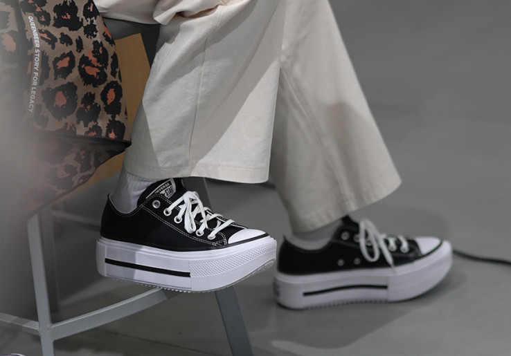 Gaya Baru Chuck Taylor All Star Double Stack, Siluet Sneakers Ikonis Converse Tampil Playful
