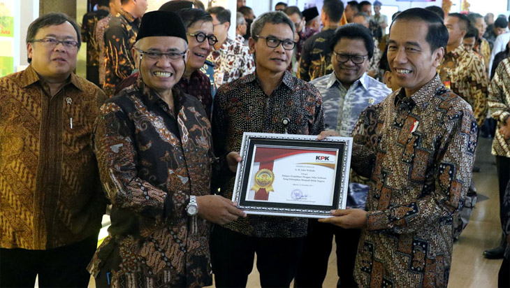 Gara-gara Ini Jokowi Raih Penghargaan Pelapor Gratifikasi Terbaik 2017 