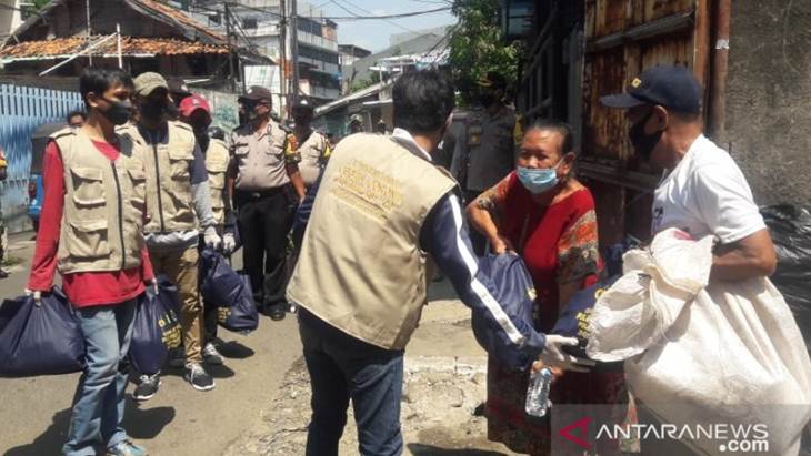 Eks narapidana memberikan bantuan sosial kepada masyarakat di kelurahan Sawah Besar, Jakarta Pusat, Rabu (22/4/2020) (ANTARA/Livia Kristianti)