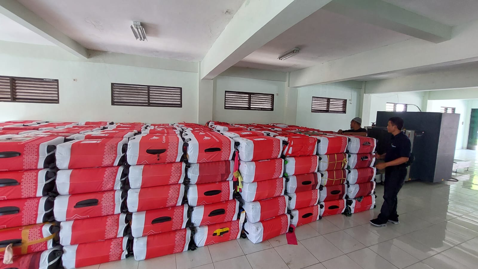 Petugas haji memeriksa koper calhaj dari Kloter 1 Grobogan di Asrama Haji Donohudan, Kabupaten Boyolali, Jawa Tengah, Senin (22/5). (MP/Ismail)