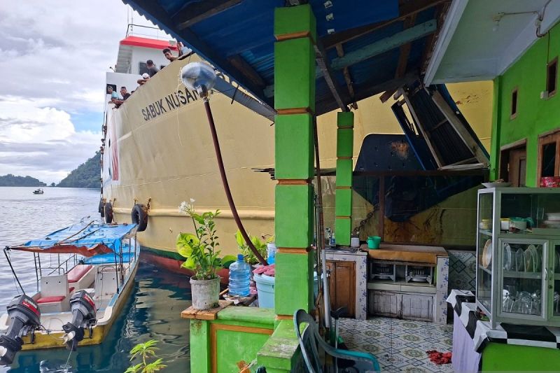 Alami Gangguan Mesin, Kapal Tabrak Pemukiman Warga Dekat Pelabuhan Banda Neira