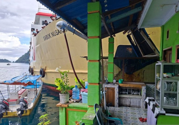 Alami Gangguan Mesin, Kapal Tabrak Pemukiman Warga Dekat Pelabuhan Banda Neira