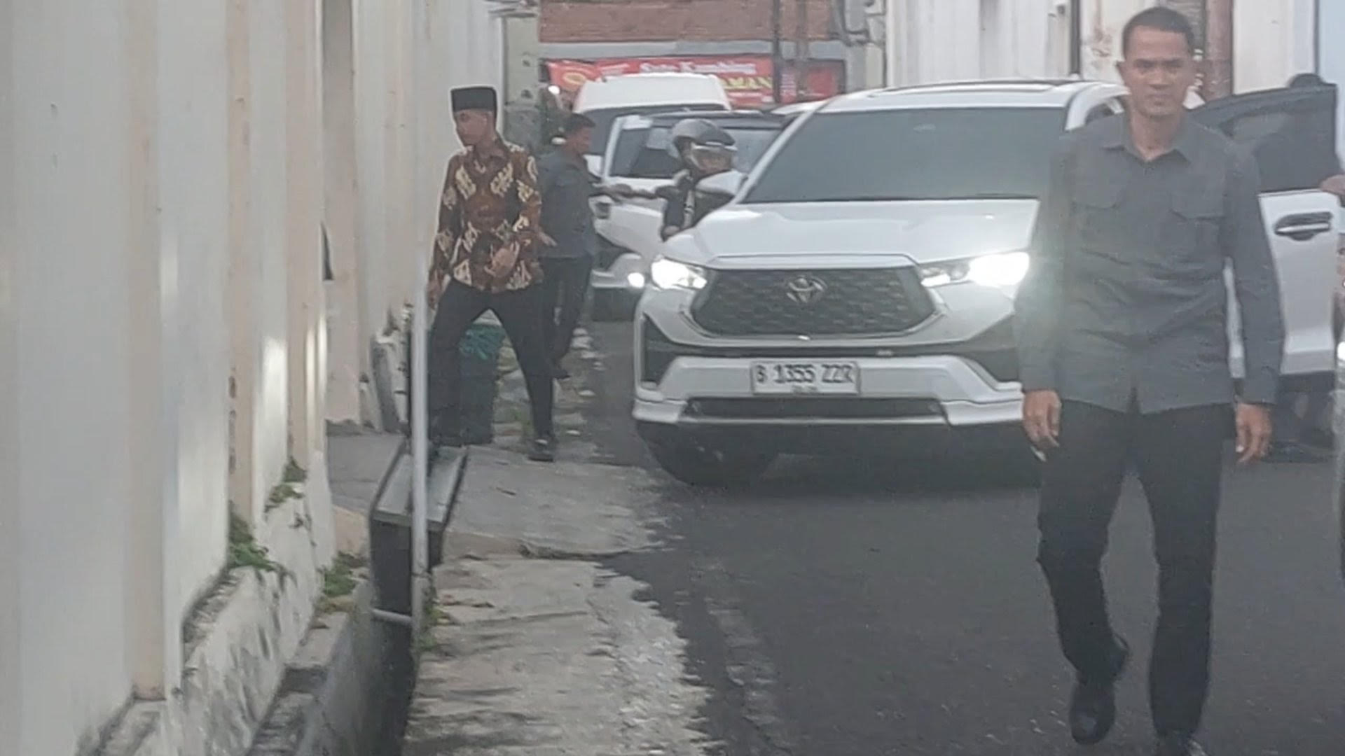 Wapres Gibran Sowan ke Guru Ngaji Jokowi Minta Doa Kesembuhan Bapaknya