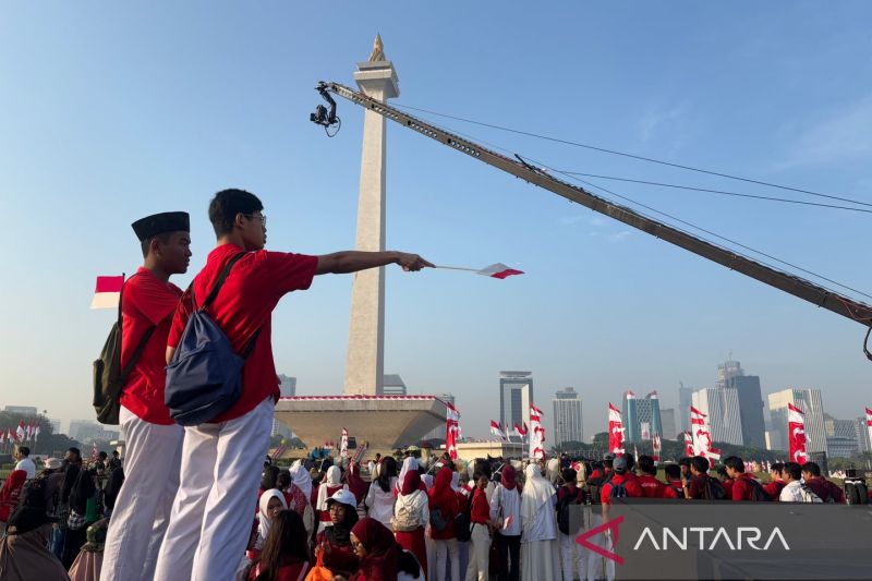 Tak Dapat Undang Rayakan HUT RI di Istana, Warga Padati Monas Saksikan Kirab Bendera Pusaka
