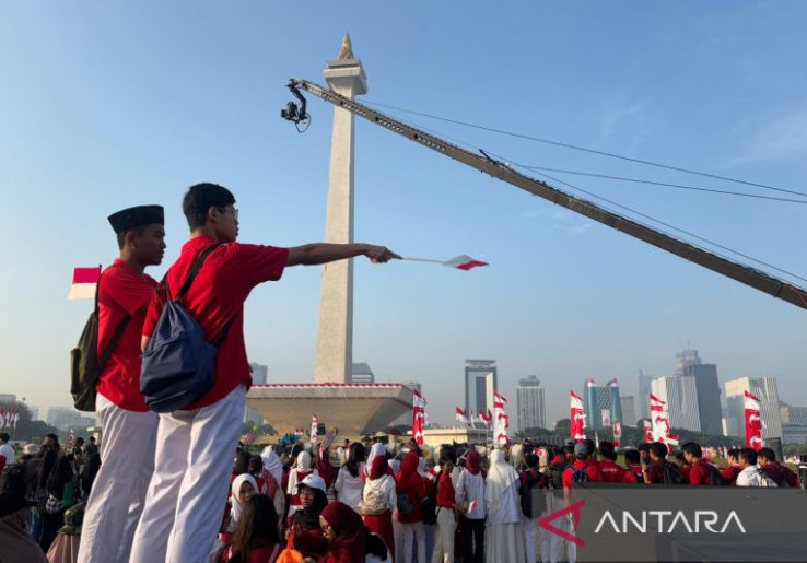 Tak Dapat Undang Rayakan HUT RI di Istana, Warga Padati Monas Saksikan Kirab Bendera Pusaka