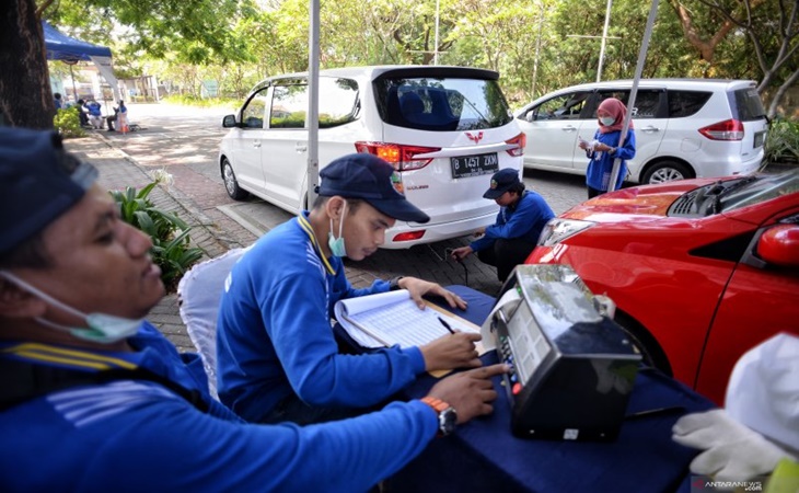 Petugas Sudin Lingkungan Hidup Jakarta Selatan melakukan uji emisi kendaraan bermotor di kawasan Jalan RS Fatmawati, Jakarta (Foto: antaranews)