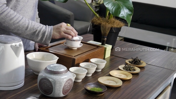 Sebuah kelas di kantor redaksi merahputih.com dari pakar teh Othniel Giovanni. (Foto: merahputih.com/Suryo Paksi)