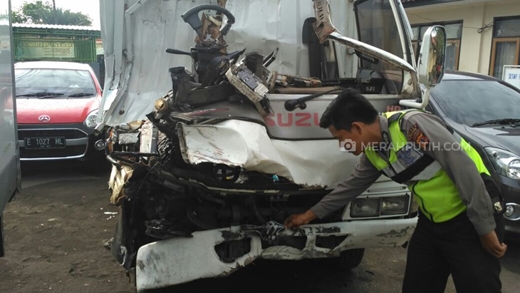 Dua Truk 'Adu Banteng' di Cirebon