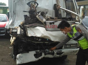 Dua Truk 'Adu Banteng' di Cirebon