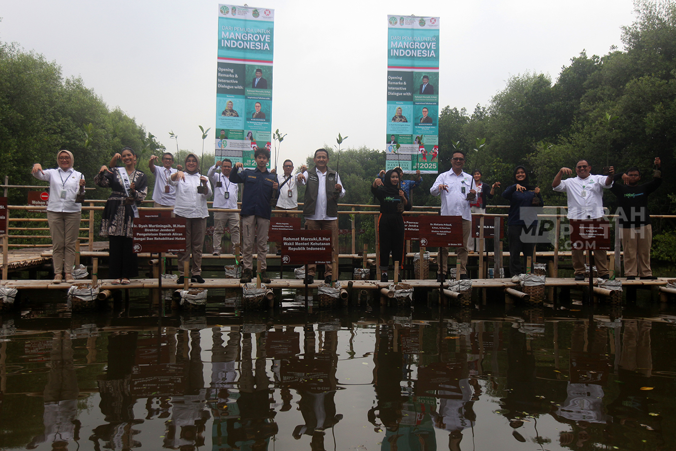 Wakil Menteri Kehutanan (Wamenhut) Rohmat Marzuki (tengah), Direktur Jenderal Pengelolaan Daerah Aliran Sungai dan Rehabilitasi Hutan (PDASRH) Kementerian Kehutanan (Kemenhut) Dyah Murtiningsih (ketiga kiri), Direktur Rehabilitasoi Magrove Kemenhut Ristianto Pribadi (ketiga kanan), sejumlah Pejabat, Perwakilan Bank Dunia, Mahasiswa dan Pelajar serta aktivis lingkungan, menanam bibt Mangrove, di Taman Wisata Alam Mangrove Angke Kapuk, Jakarta, Selasa (28/10/2025)