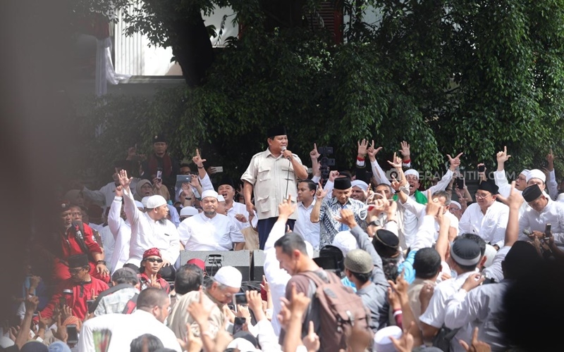 Prabowo Subianto bersama para pendukungnya