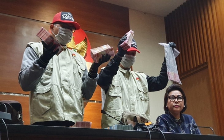 Petugas KPK menunjukkan barang bukti berupa uang suap yang diterima Bupati Bengkayang Suryadman Gidot (MP/Ponco Sulaksono)