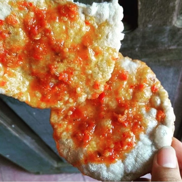 Kemplang tunu dengan sambal. (Foto: Instagram/pempek_abiibu)