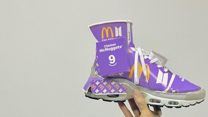 Kemasan BTS Meal Disulap Jadi Sepatu Nyentrik