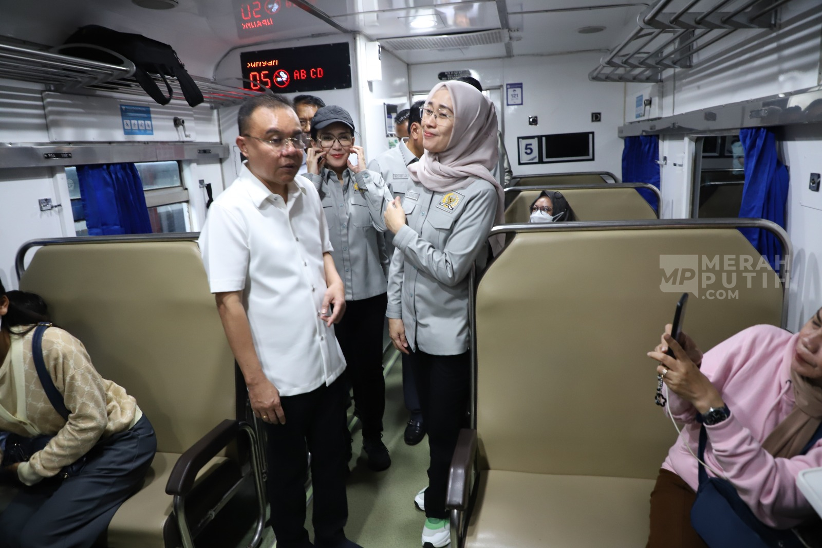 Pimpinan DPR Tinjau Persiapan Arus Mudik Kereta Api di Stasiun Pasar Senen Jakarta