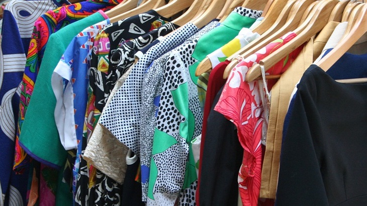 Punya Koleksi Kemeja Motif? Ini Panduan Memakainya