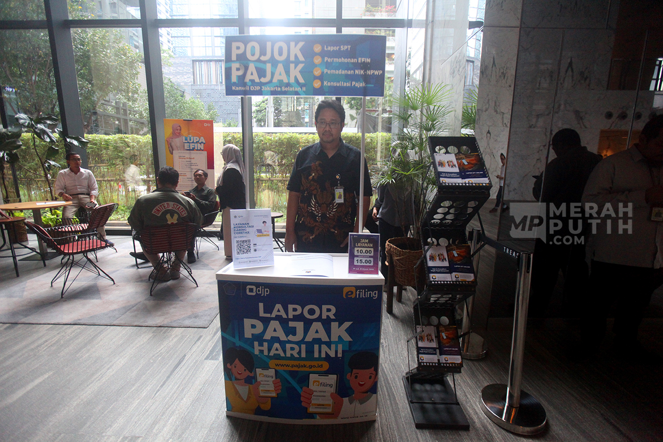 Aktivitas wajib pajak melakukan lapor pajak pribadi dan Surat Pemberitahuan Tahunan (SPT) di Gerai Pojok Pajak, ASHTA District 8, Jakarta, Selasa (18/3/2025).