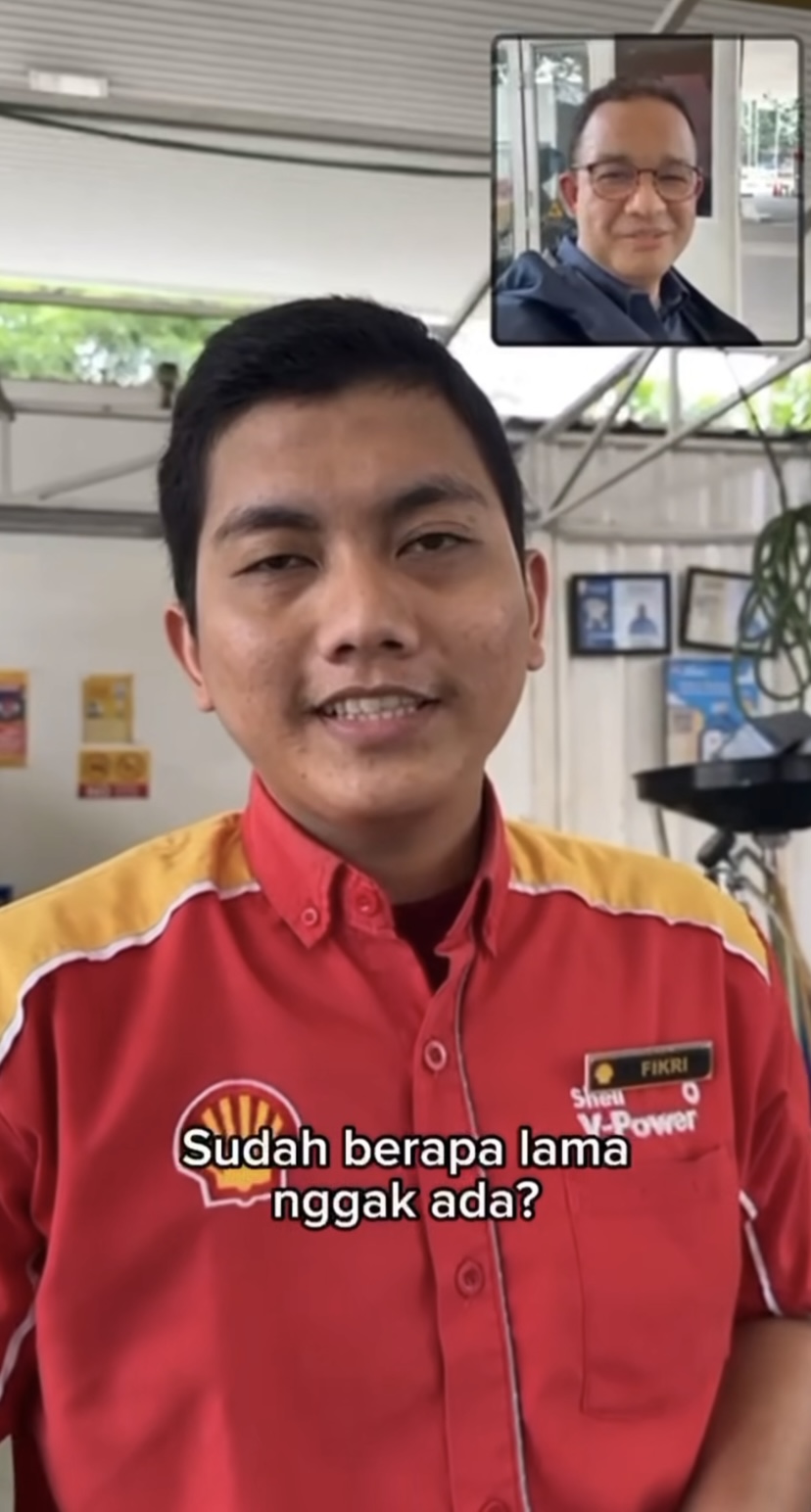 Petugas SPBU Shell TB Simatupang saat berbincang dengan Anies Baswedan