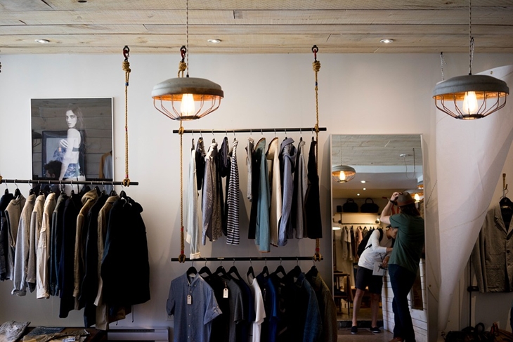 Hindari grafhic tees berlebihan untuk penampilan kasual. (Foto: Pixabay/Free-Photos)