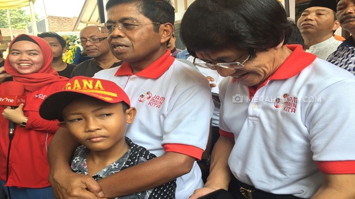 Keharuan Warnai Kunjungan Mensos Idrus Marham dan Kak Seto di Kediaman Aipda Denny