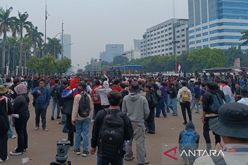 Legislator Tetap Gelar Rapat di Tengah Aksi Demonstrasi Panas, Revisi UU Penyiaran Jadi Fokus Utama