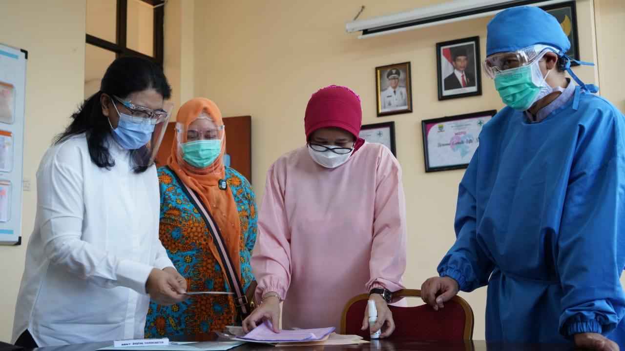 Direktur Registrasi Obat Badan POM Riska Andalusia (kiri), melaksanakan inspeksi ke salah satu Puskesmas penyelenggara uji klinis fase 3 vaksin Covid-19 didampingi oleh Kepala Divisi Surveilance dan Uji Klinis Bio Farma, Novilias S Bachtiar pada Jum'at (16/10), Inspeksi ini merupakan salah satu bagian dari proses uji klinis fase 3 yang berfungsi untuk memastikan bahwa uji klinis fase 3 vaksin Covid-19, berjalan sesuai protokol Cara Uji Klinis yang Baik (CUKB).