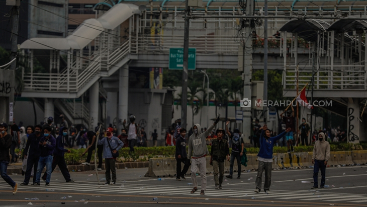 Halte Transjakarta dirusak pedemo tolak UU Cipta Kerja, di Jakarta, Kamis (8/10). (Foto: MP/Rizki Fitrianto)