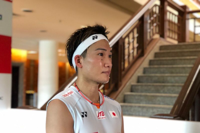 Kento Momota saat menceritakan pertandingannya melawan Tommy Sugiarto di babak pertama Indonesia Masters 2021 di Bali,Selasa. (Antaranews/Roy Rosa Bachtiar)