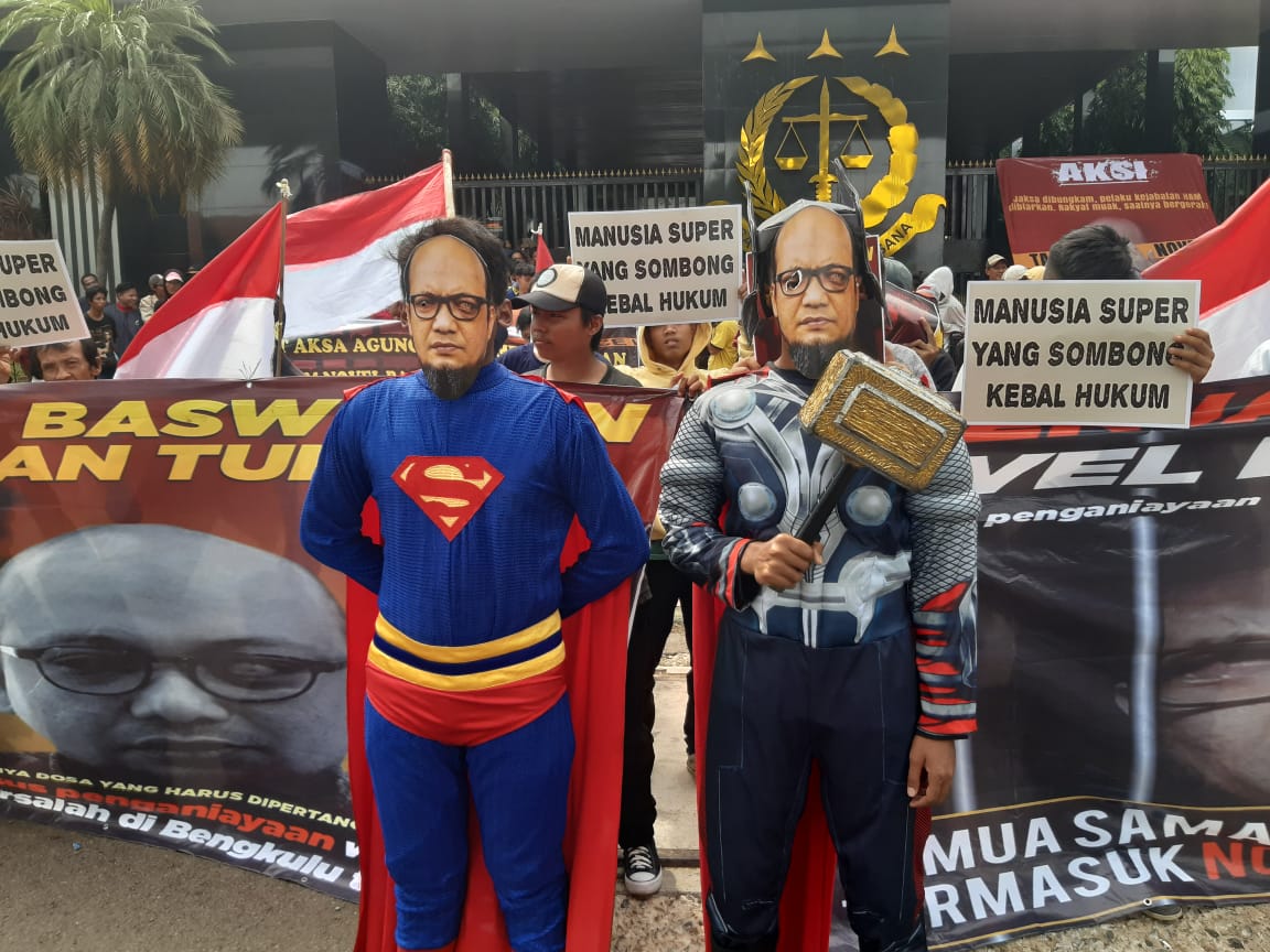 Sekelompok massa mengatasnamakan Corong Rakyat kembali berunjuk rasa di Kejagung RI, Kamis (2/1).