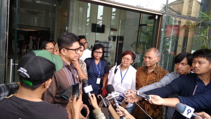 Perwakilan Koalisi Masyarakat Sipil Antikorupsi usai bertemu dengan pimpinan KPK soal dampak dari berlakunya UU KPK hasil revisi di gedung KPK, Jakarta, Senin (4/11/2019). (Antara/Benardy Ferdiansyah)