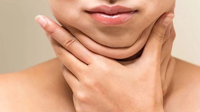 Bikin Kurang Percaya Diri, Ini Tips Jitu Menyembunyikan 'Double Chin'