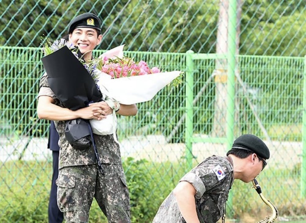 Welcome Back, RM dan V BTS Resmi Selesai Wamil, Langsung Sapa Penggemar di Chuncheon