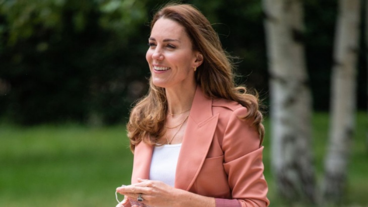 2 Tampilan Berkelas Kate Middleton Menggunakan Sneakers yang Terjangkau dan Ramah Lingkungan