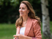 2 Tampilan Berkelas Kate Middleton Menggunakan Sneakers yang Terjangkau dan Ramah Lingkungan