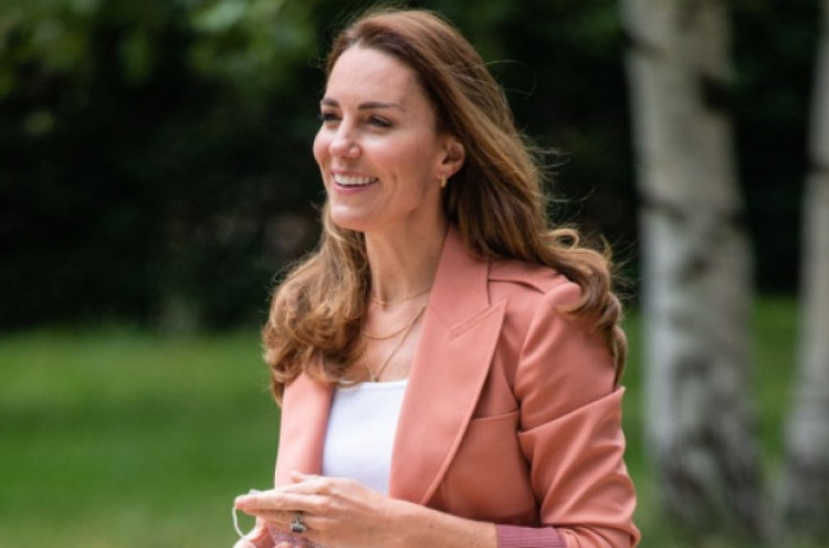 2 Tampilan Berkelas Kate Middleton Menggunakan Sneakers yang Terjangkau dan Ramah Lingkungan