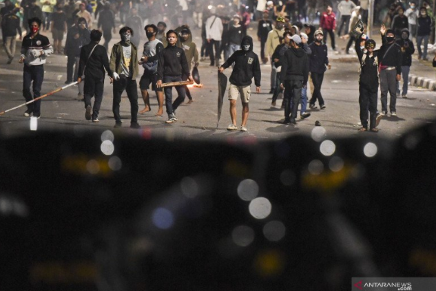 10 Perusuh yang Diamankan Saat Demo Tolak Cipta Kerja Positif COVID-19