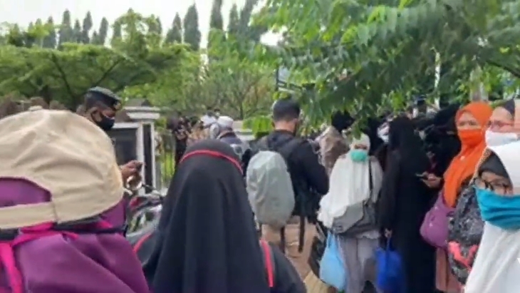 Sidang Perdana, Emak-Emak Pendukung Rizieq Geruduk PN Jaktim