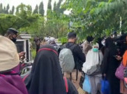 Sidang Perdana, Emak-Emak Pendukung Rizieq Geruduk PN Jaktim