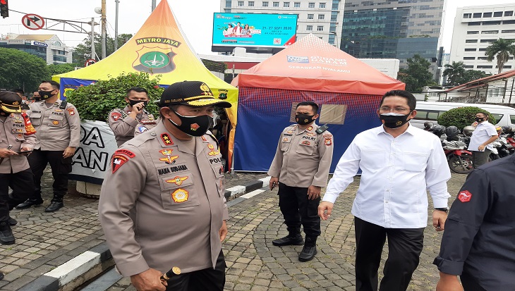 Kapolda Metro Jaya Irjen Nana Sudjana melakukan sidak penegakan hukum protokol kesehatan di kawasan Tugu Tani, Jakarta Pusat.