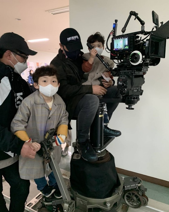 Ho Jin dan Si Jin pada set Vincenzo, drama yang diperankan oleh Joong-ki. (Foto Instagram/VIPSONG) 