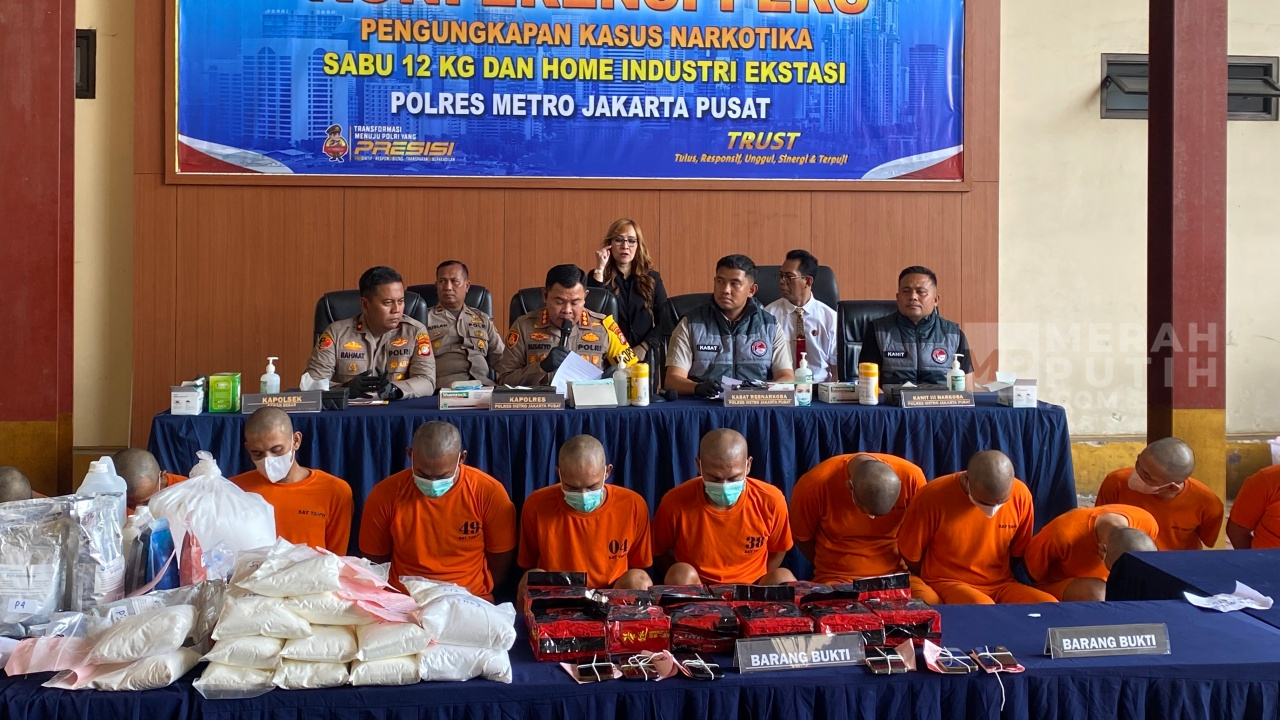 Polisi Bongkar Pabrik Ekstasi Sindikat Residivis di Jakbar, Puluhan Ribu Jiwa Nyaris Jadi Korban