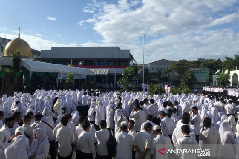 Para ASN Kanwil Kementerian Agama Provinsi Aceh mengikuti upacara HAB ke 74 di Banda Aceh, Jumat (3/1/2020). (ANTARA/Khalis)