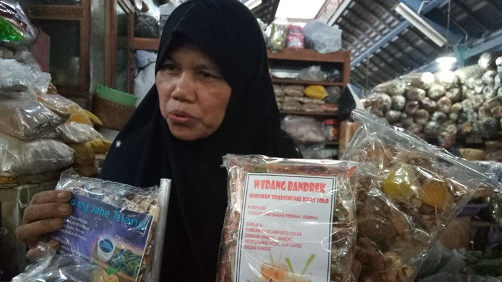 Pedagang wedang jahe empon-empon
